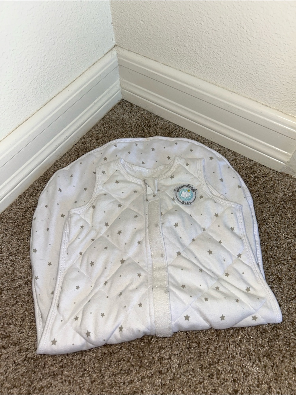 Dreamland baby - Quilted Sleeveless Sleep Sack in White with Gray Stars 0-6mo
